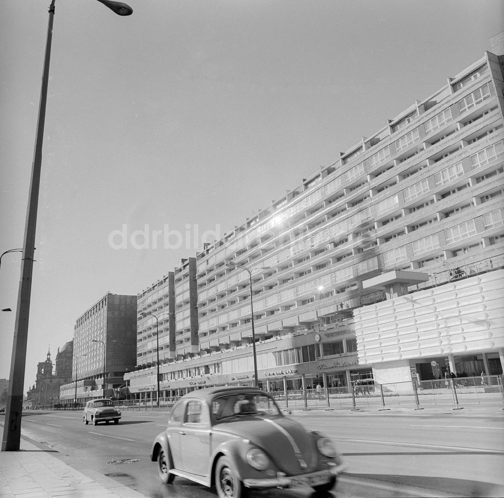 Berlin: Plattenbauwohnungen und Einzelhandelsgeschäfte an der Karl-Liebknecht-Straße in Berlin, der ehemaligen Hauptstadt der DDR, Deutsche Demokratische Republik