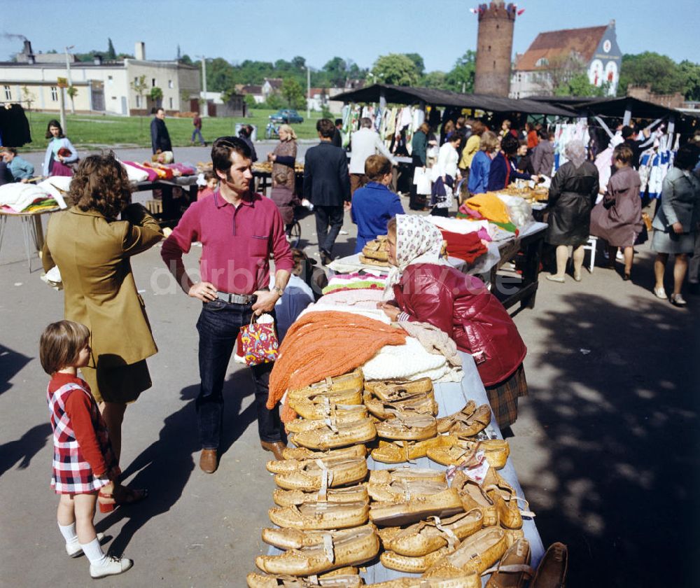 DDR-Bildarchiv: Gubin - Polen historisch - Marktszene Gubin 1973