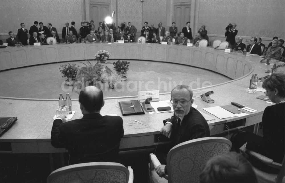 DDR-Fotoarchiv: Moskva - Moskau - Politiker anläßlich der Unterzeichnung des Zwei-plus-Vier-Vertrages in Moskva - Moskau in Russland