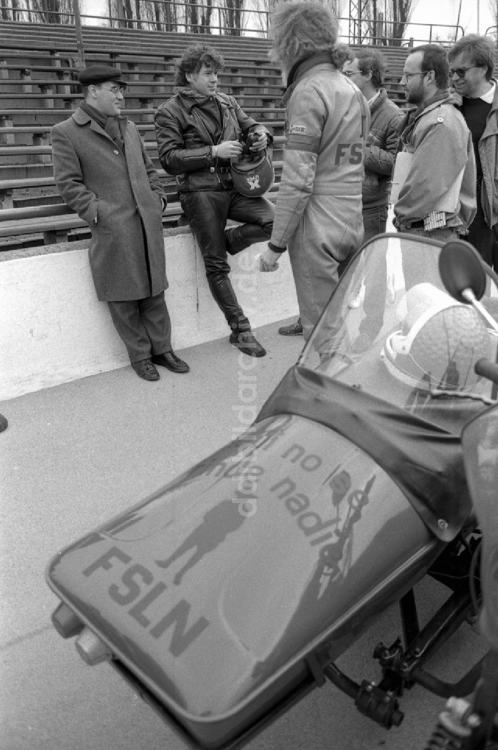 DDR-Fotoarchiv: Berlin - Politiker Gregor Gysi mit einem Motorrad MZ in Berlin in der DDR