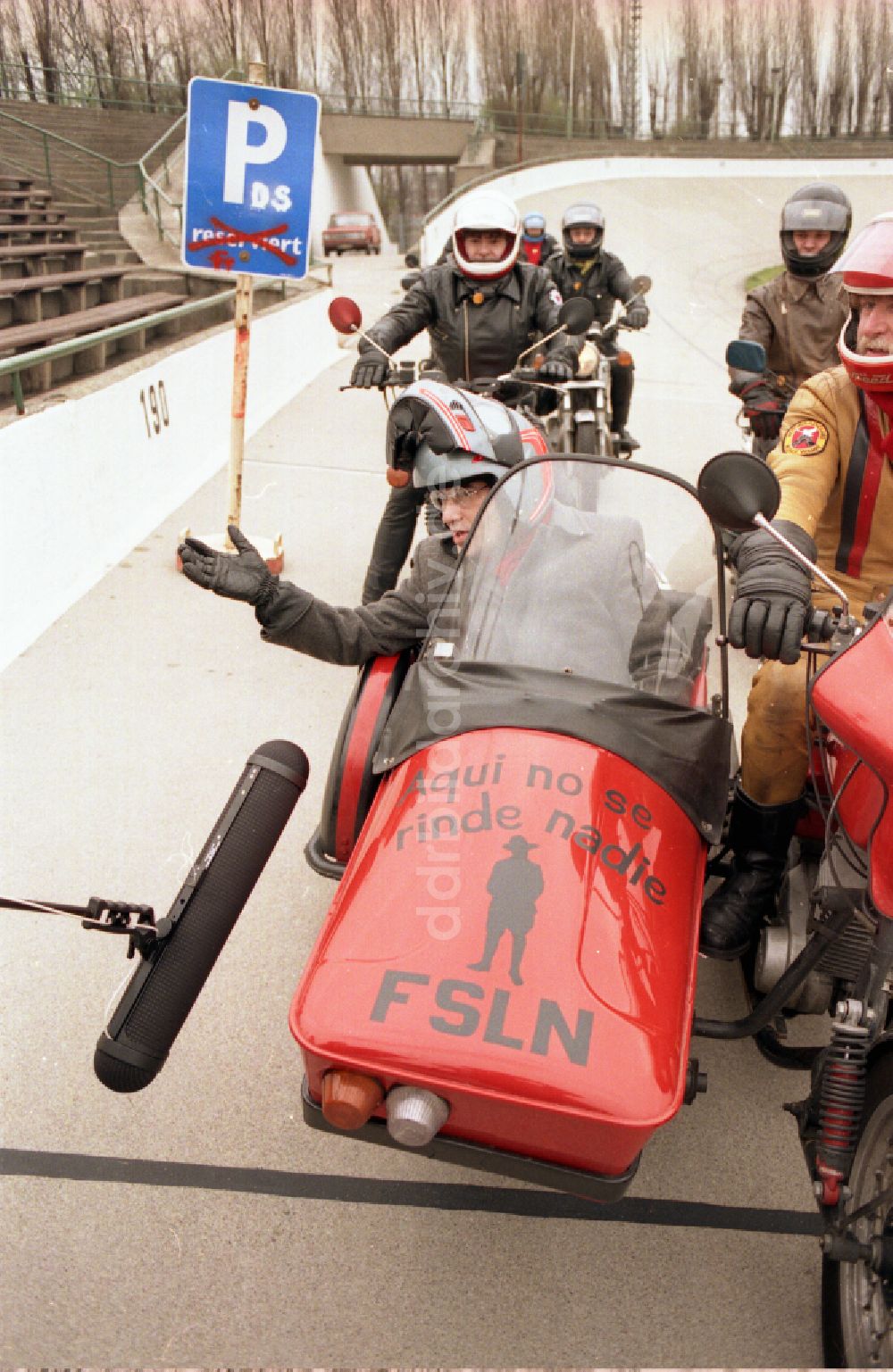 DDR-Bildarchiv: Berlin - Politiker Gregor Gysi mit einem Motorrad MZ in Berlin in der DDR