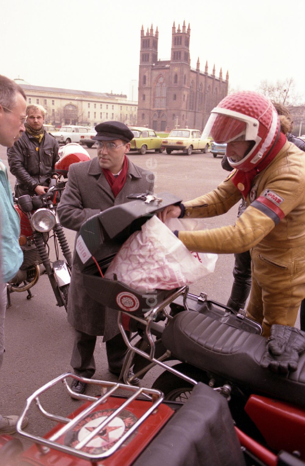DDR-Bildarchiv: Berlin - Politiker Gregor Gysi mit einem Motorrad MZ in Berlin in der DDR