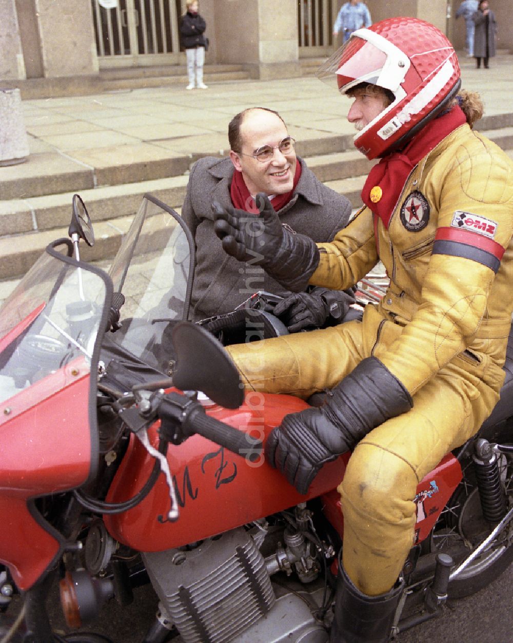 DDR-Fotoarchiv: Berlin - Politiker Gregor Gysi mit einem Motorrad MZ in Berlin in der DDR