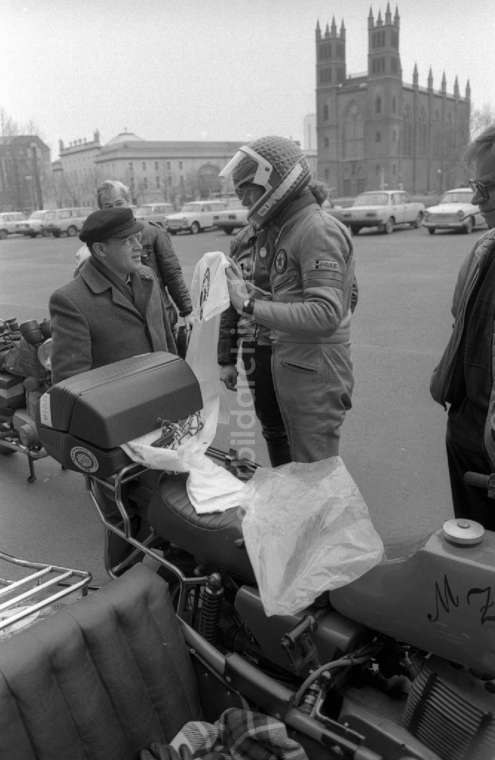 Berlin: Politiker Gregor Gysi mit einem Motorrad MZ in Berlin in der DDR