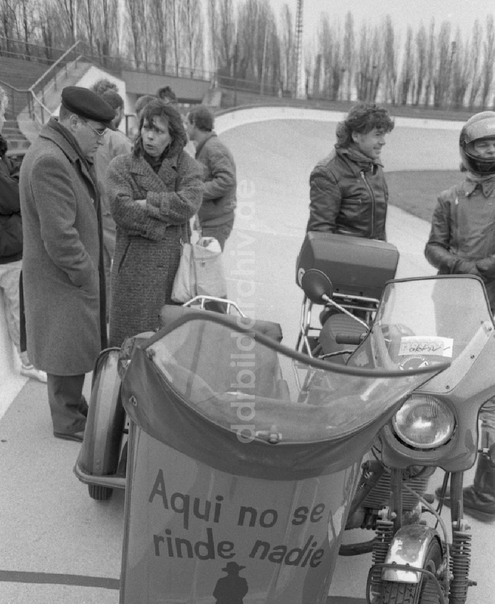 DDR-Fotoarchiv: Berlin - Politiker Gregor Gysi mit einem Motorrad MZ in Berlin auf dem Gebiet der ehemaligen DDR, Deutsche Demokratische Republik