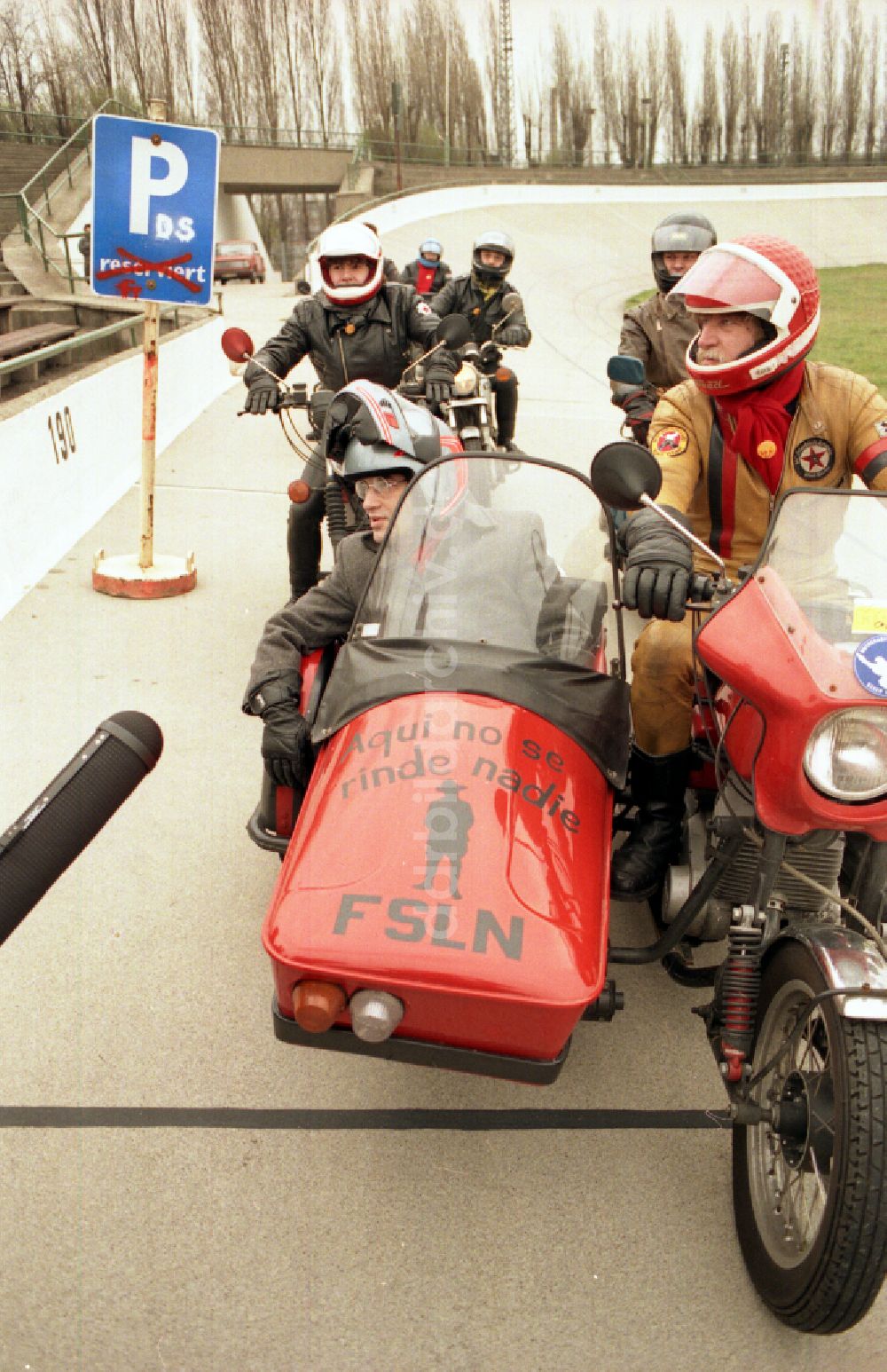Berlin: Politiker Gregor Gysi mit einem Motorrad MZ in Berlin auf dem Gebiet der ehemaligen DDR, Deutsche Demokratische Republik
