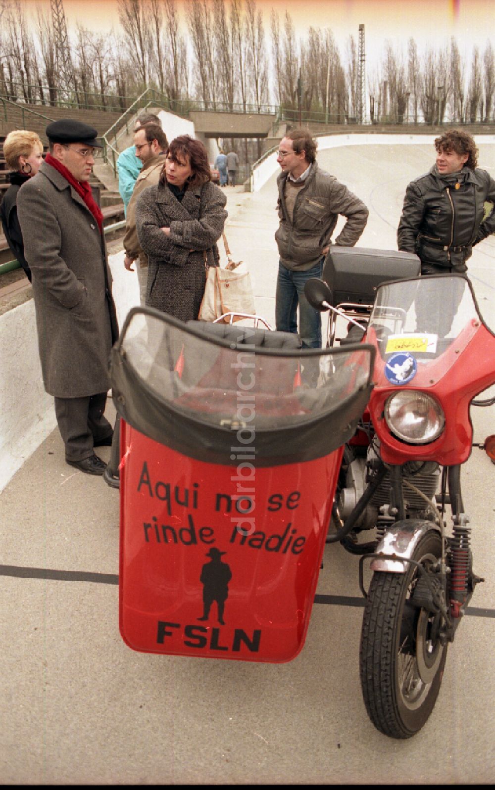 DDR-Bildarchiv: Berlin - Politiker Gregor Gysi mit einem Motorrad MZ in Berlin auf dem Gebiet der ehemaligen DDR, Deutsche Demokratische Republik