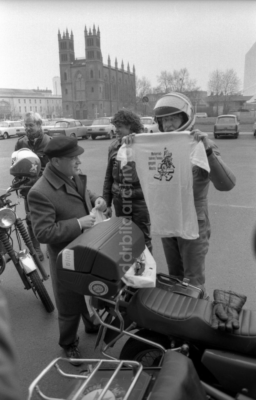 DDR-Fotoarchiv: Berlin - Politiker Gregor Gysi mit einem Motorrad MZ in Berlin auf dem Gebiet der ehemaligen DDR, Deutsche Demokratische Republik