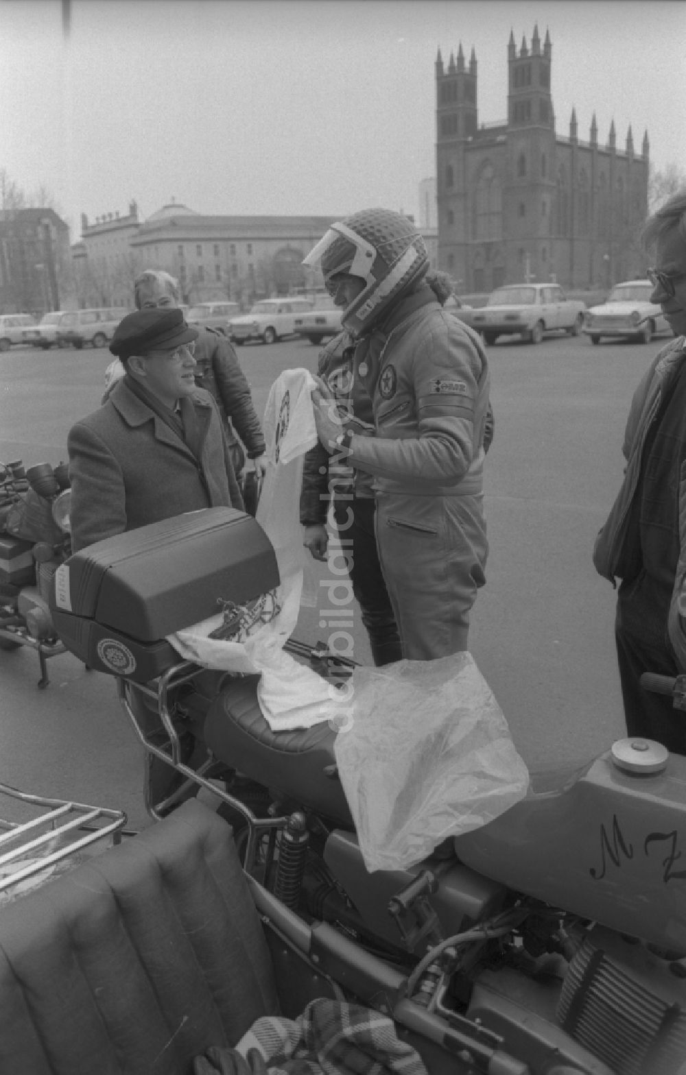 Berlin: Politiker Gregor Gysi mit einem Motorrad MZ in Berlin auf dem Gebiet der ehemaligen DDR, Deutsche Demokratische Republik