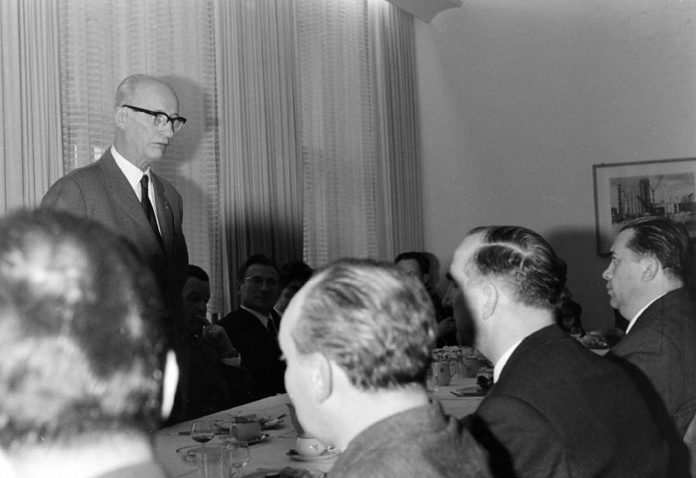 DDR-Bildarchiv: Eberswalde - Politiker Johannes Dieckmann als Präsident der DSF - Gesellschaft für Deutsch-Sowjetische Freundschaft bei einem Empfang von Journalisten in Eberswalde in der DDR