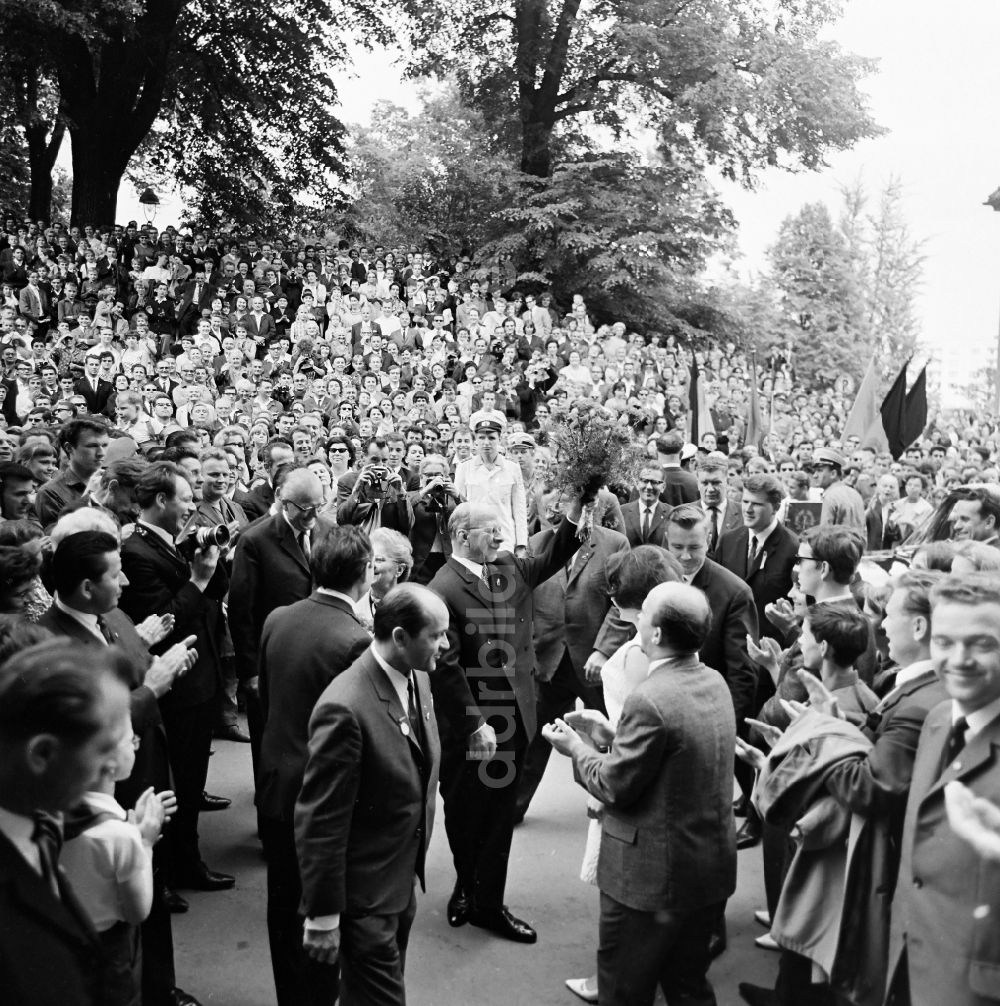 Dresden: Politiker Walter Ulbricht zu den 7. Arbeiterfestspielen in Dresden in Sachsen in der DDR