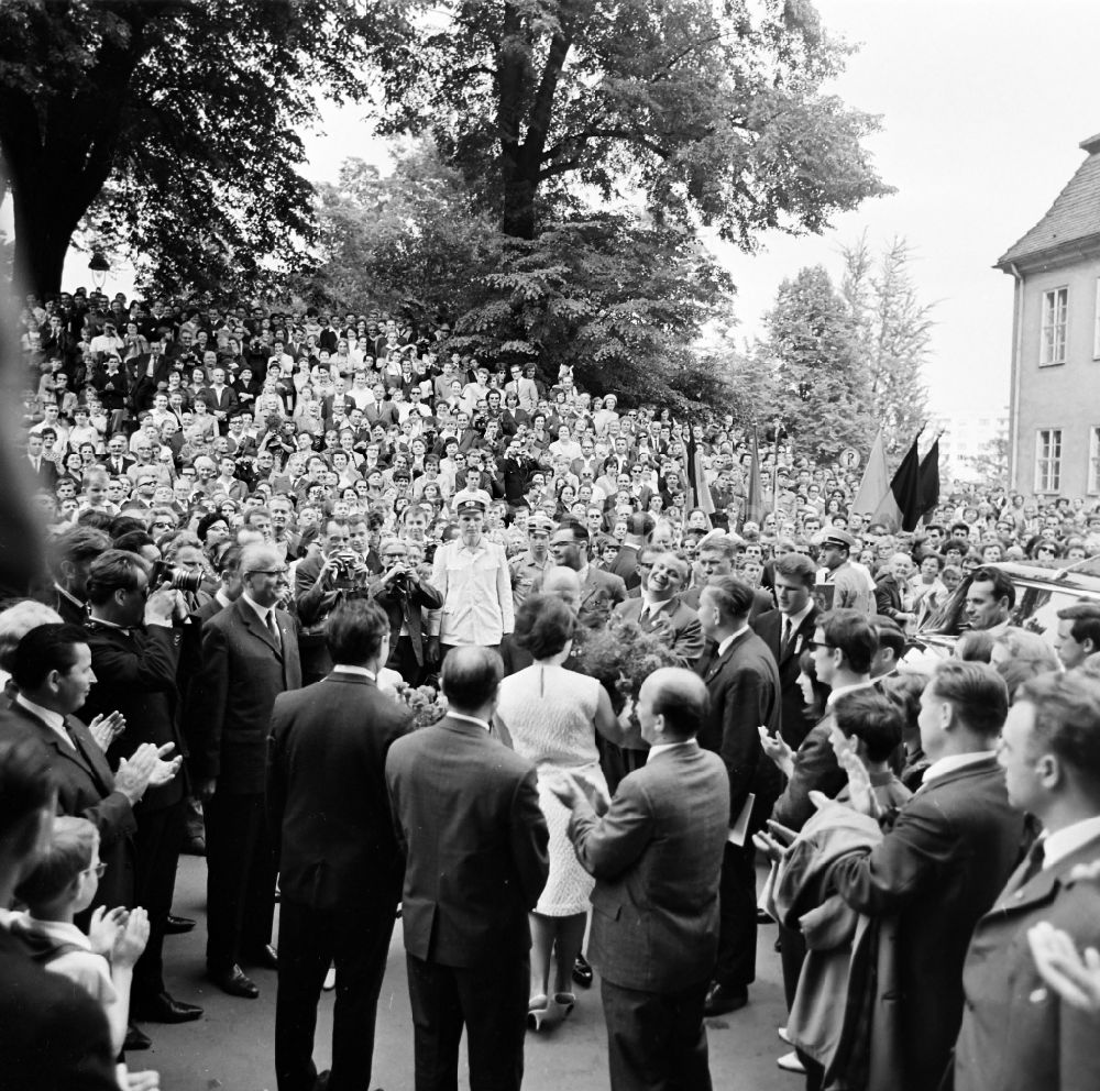 DDR-Bildarchiv: Dresden - Politiker Walter Ulbricht zu den 7. Arbeiterfestspielen in Dresden in Sachsen in der DDR