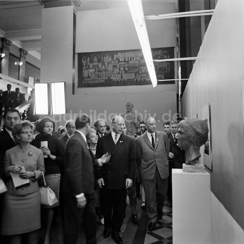 DDR-Fotoarchiv: Dresden - Politiker Walter Ulbricht zu den 7. Arbeiterfestspielen in Dresden in Sachsen in der DDR