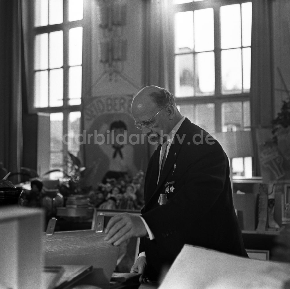 DDR-Fotoarchiv: Berlin - Politiker Walter Ulbricht beim Festakt zu seinem 70. Geburtstag in Ostberlin in der DDR