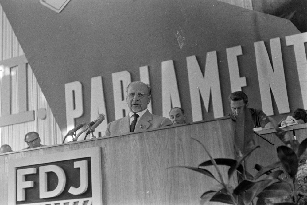DDR-Fotoarchiv: Berlin - Politiker Walter Ulbricht am Rednerpult zum VII. Parlament der FDJ in Berlin in der DDR