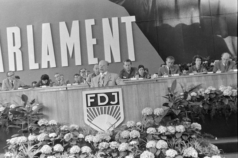 Berlin: Politiker Walter Ulbricht am Rednerpult zum VII. Parlament der FDJ in Berlin in der DDR