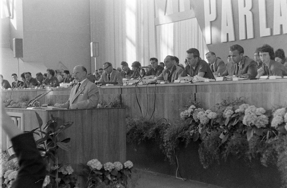 Berlin: Politiker Walter Ulbricht am Rednerpult zum VII. Parlament der FDJ in Berlin in der DDR