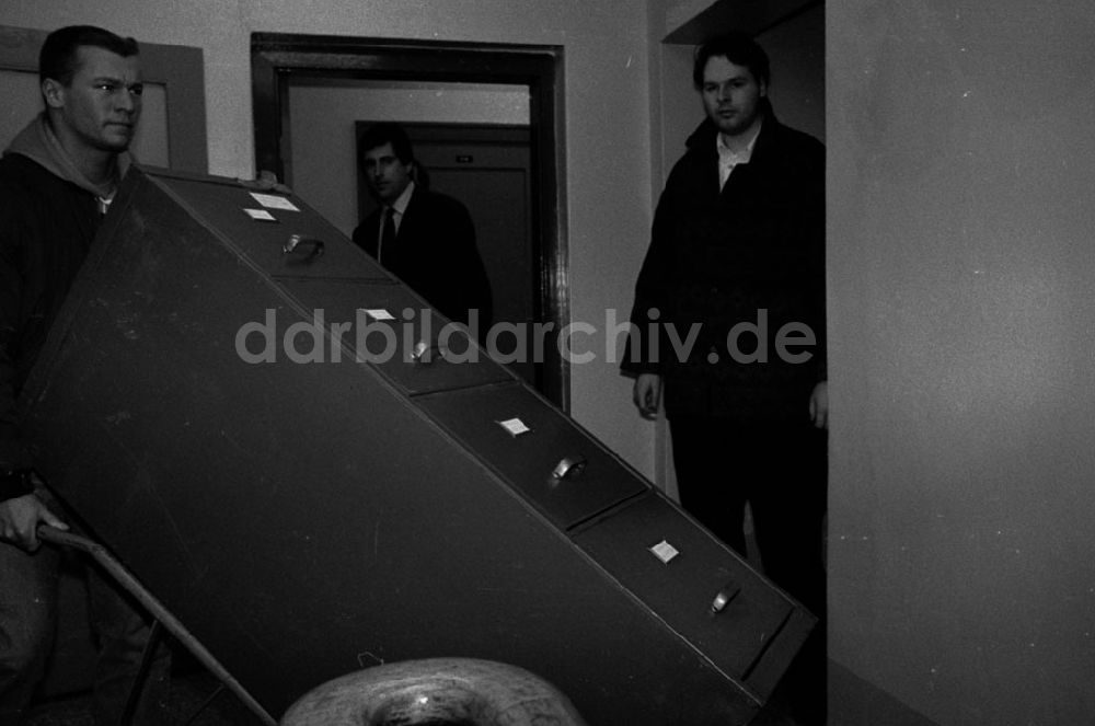 DDR-Fotoarchiv: unbekannt - Polizeiaktion im PDS - Parteivorstand 24.2.92 ND/Lange