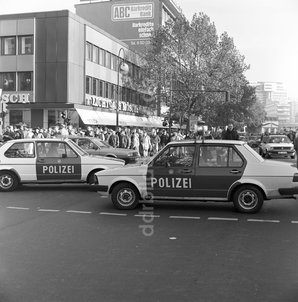 DDR-Bildarchiv: Berlin - Charlottenburg - Polizeipräsenz auf dem Kurfürstendamm in Berlin - Charlottenburg