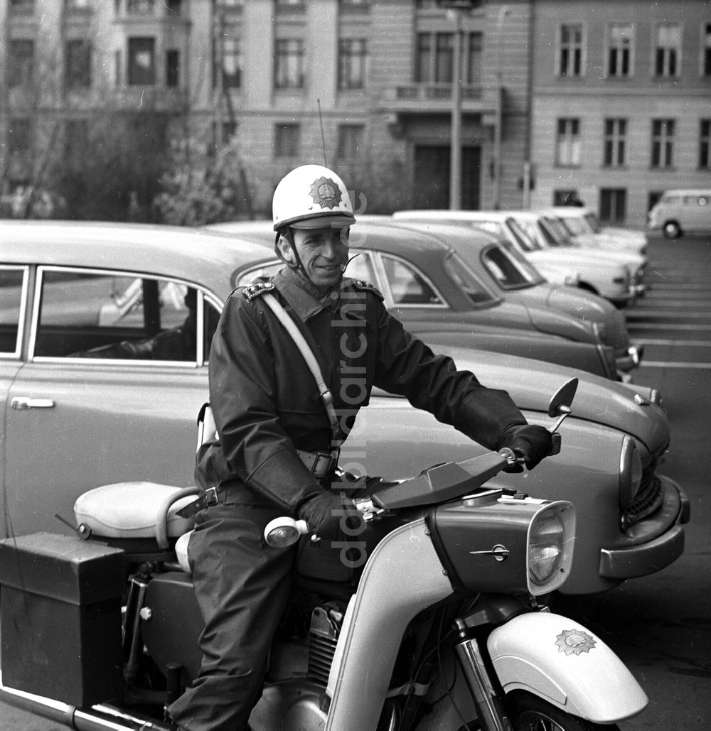 DDR-Bildarchiv: Berlin - Polizist Eberhard Strumpf in Uniform auf einem Motorrad MZ ES Trophy in Berlin in der DDR