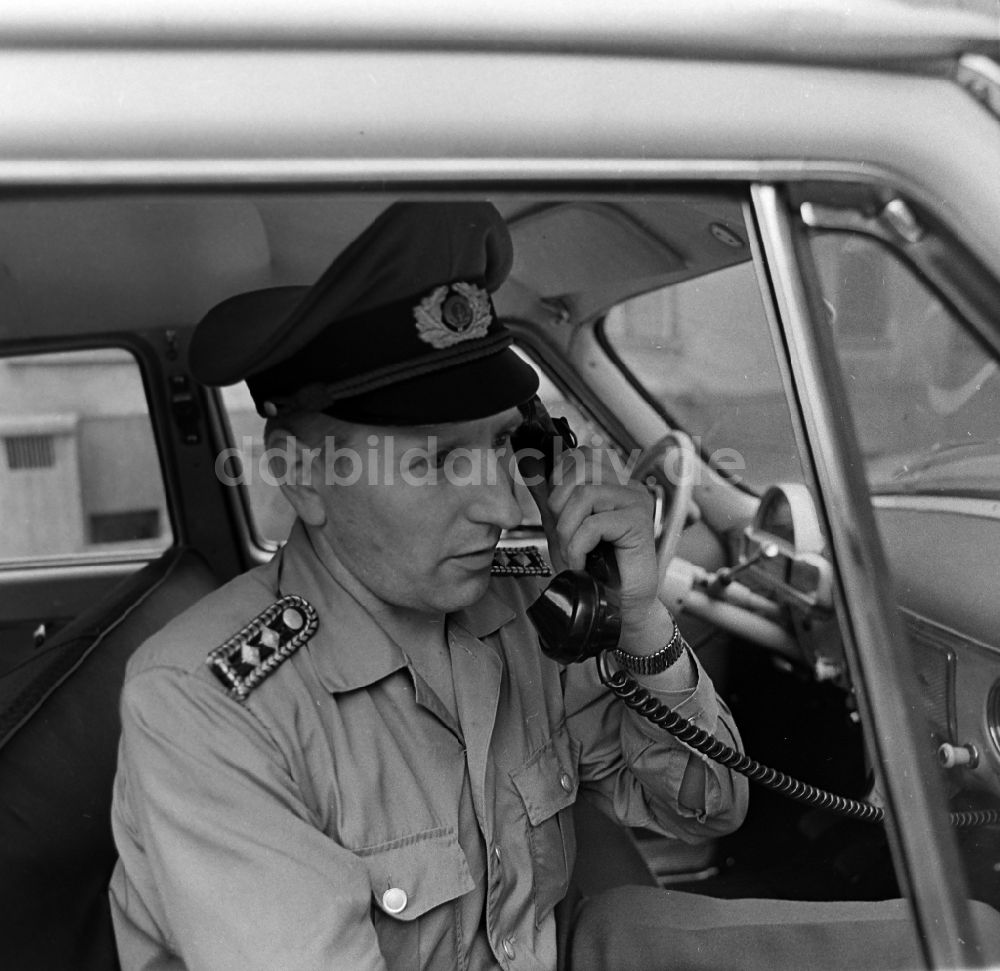 DDR-Fotoarchiv: Berlin - Polizist in Uniform VP Meister Reinhold Günther in Berlin in der DDR