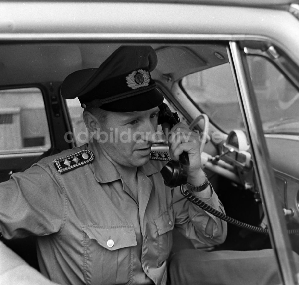 Berlin: Polizist in Uniform VP Meister Reinhold Günther in Berlin in der DDR