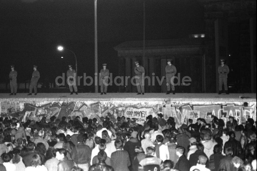 DDR-Bildarchiv: Berlin-Mitte - Polizisten stehen auf Mauer vor dem Brandenburger Tor in Berlin