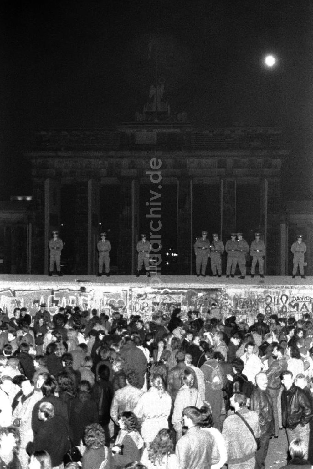 DDR-Fotoarchiv: Berlin-Mitte - Polizisten stehen auf Mauer vor dem Brandenburger Tor in Berlin