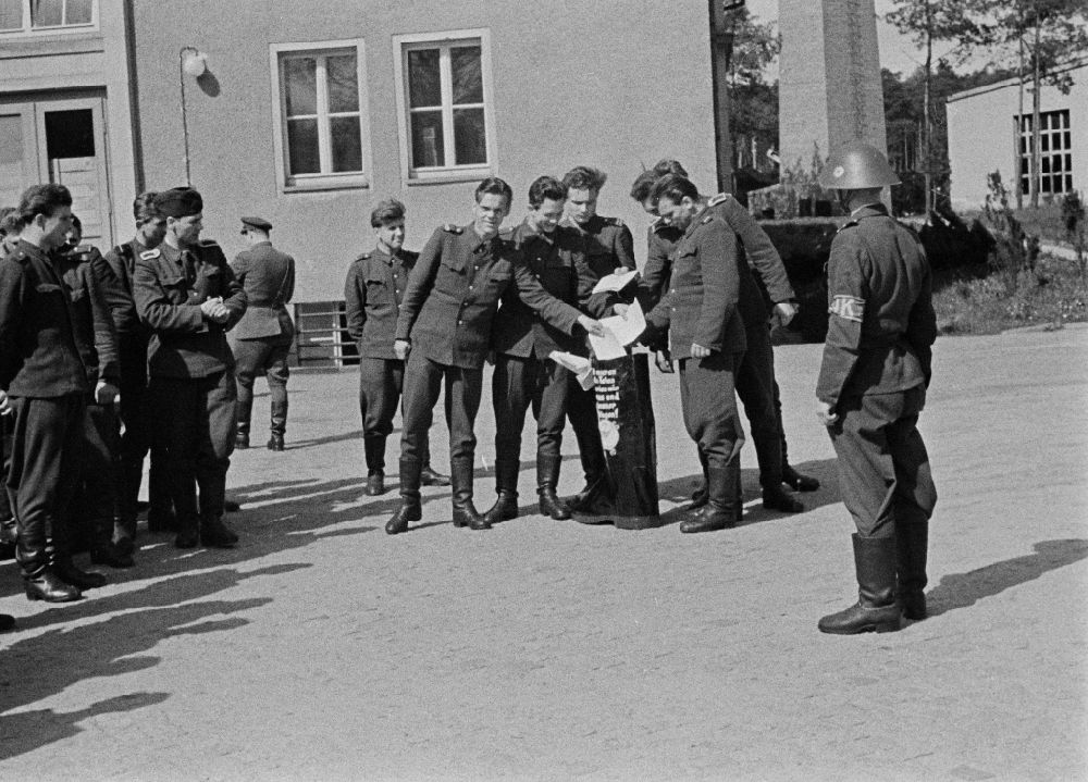 DDR-Bildarchiv: Dresden - Polizisten in Uniform der Bereitschaftspolizei im Kasernenhof mit Stiefel - Losung in Dresden in der DDR