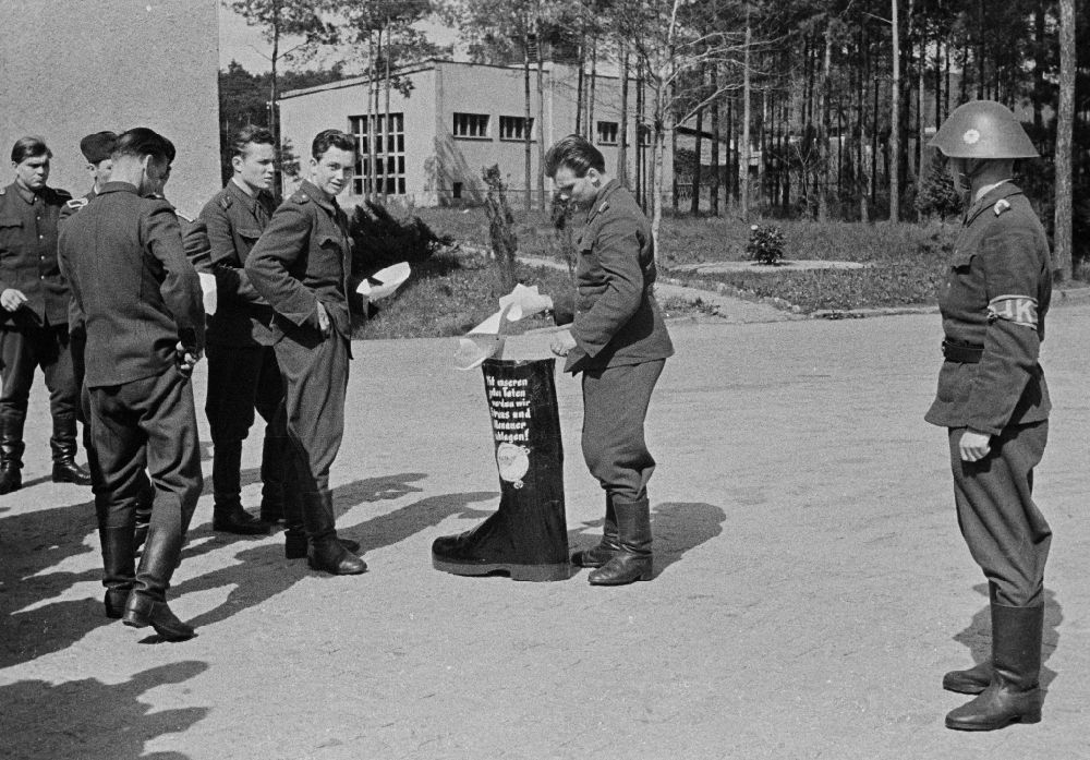 DDR-Fotoarchiv: Dresden - Polizisten in Uniform der Bereitschaftspolizei im Kasernenhof mit Stiefel - Losung in Dresden in der DDR