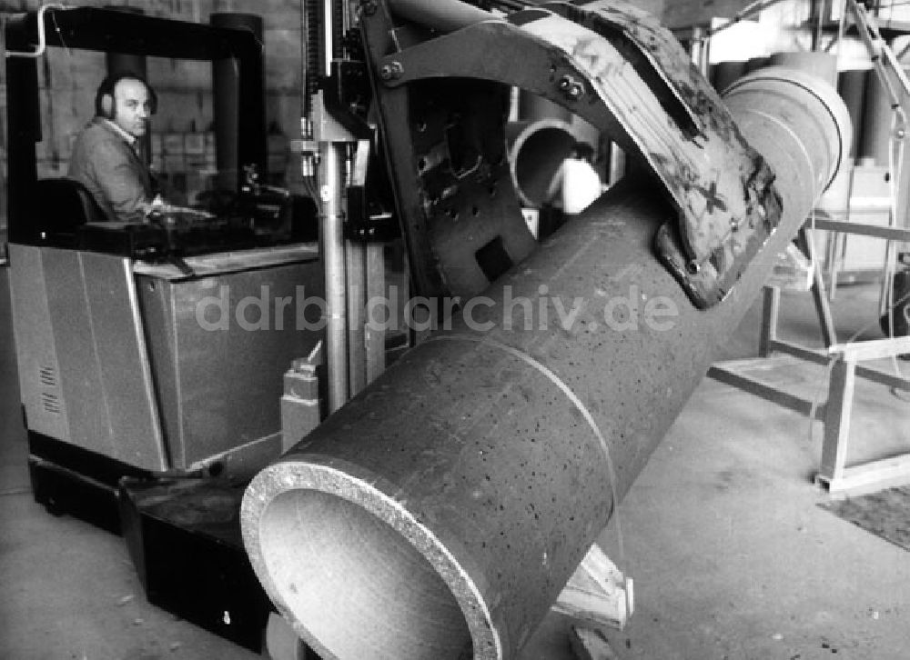 DDR-Fotoarchiv: Stendal - Polycrete-Umweltschutzrohre Erzeugnis des Stendaler Werkes der Altmark-Bau und Beton GmbH 16.06.1992
