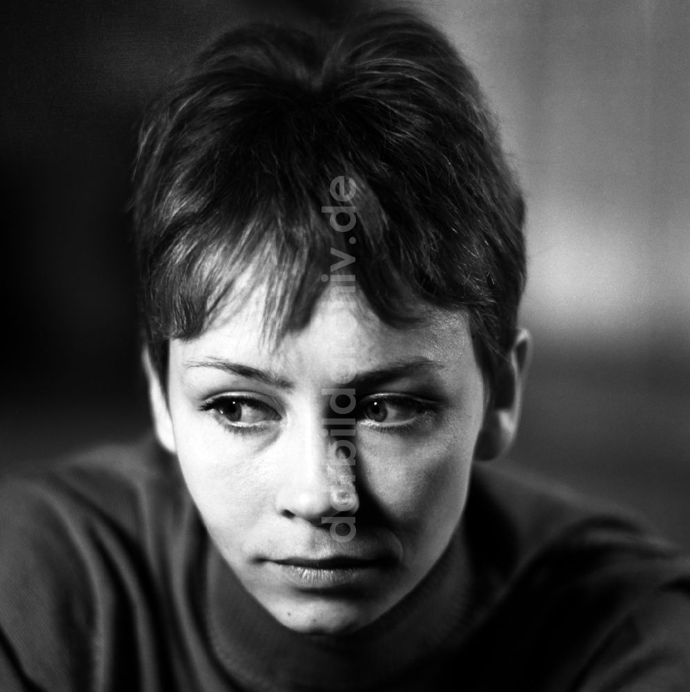 Berlin: Porträt Schauspielerin Jutta Hoffmann in Berlin, der ehemaligen Hauptstadt der DDR, Deutsche Demokratische Republik