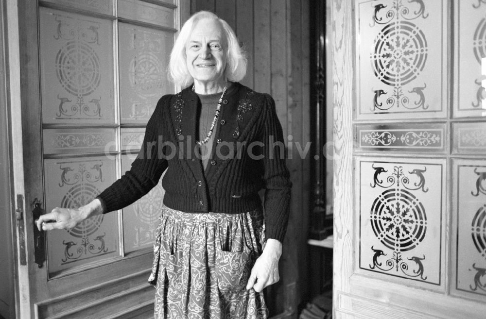 DDR-Bildarchiv: Berlin - Porträtaufnahme Charlotte von Mahlsdorf vor dem Gründerzeitmuseum in Berlin