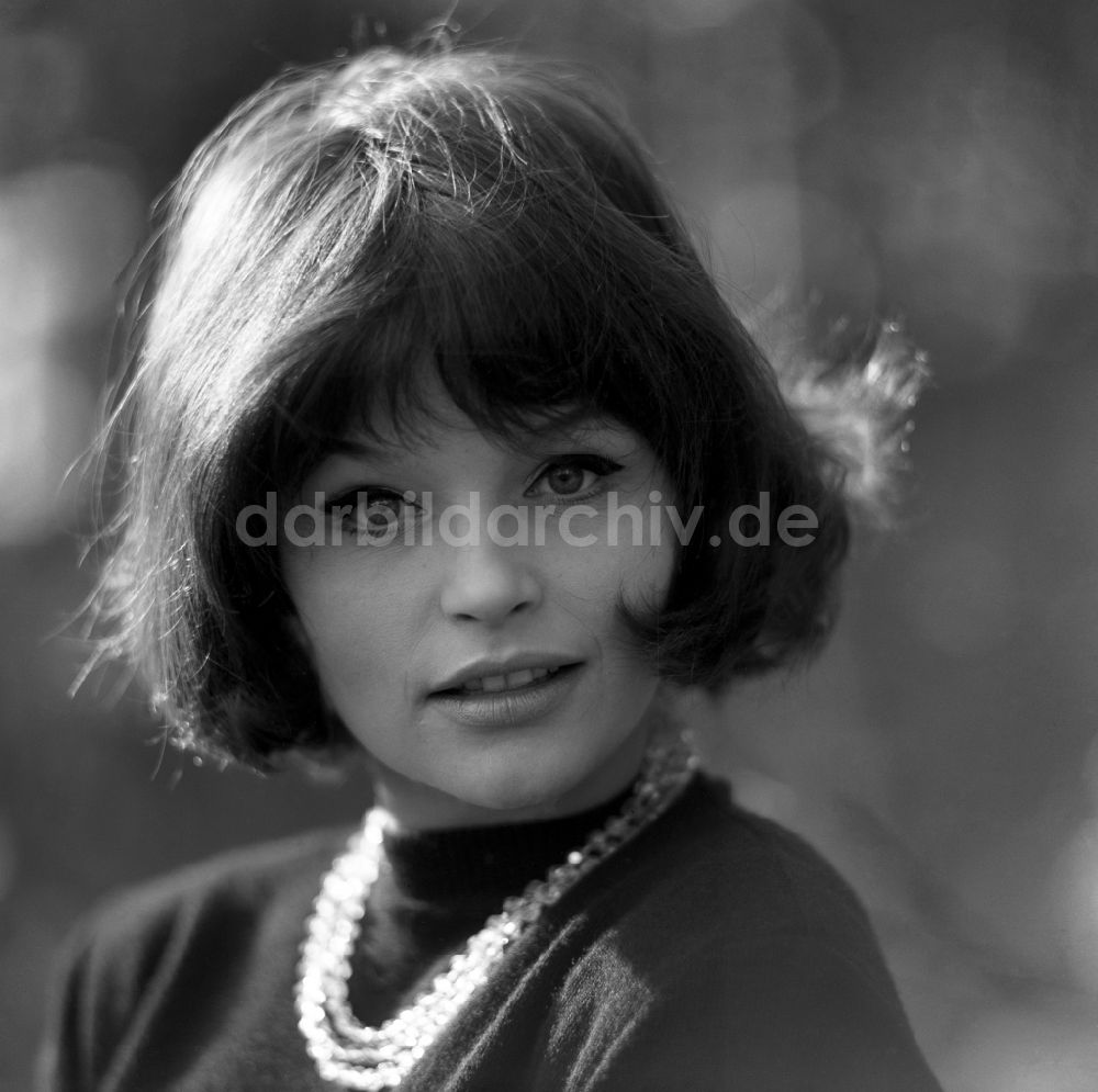 DDR-Fotoarchiv: Berlin - Portrait Angelica Domröse in Berlin, der ehemaligen Hauptstadt der DDR, Deutsche Demokratische Republik