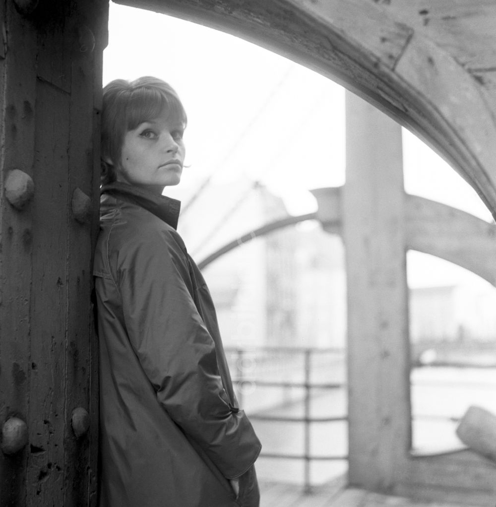 DDR-Bildarchiv: Berlin - Portrait Angelica Domröse in Berlin, der ehemaligen Hauptstadt der DDR, Deutsche Demokratische Republik