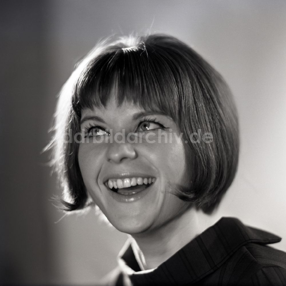 DDR-Bildarchiv: Berlin - Portrait Karin Reif, Schauspielerin, in Ostberlin in der DDR