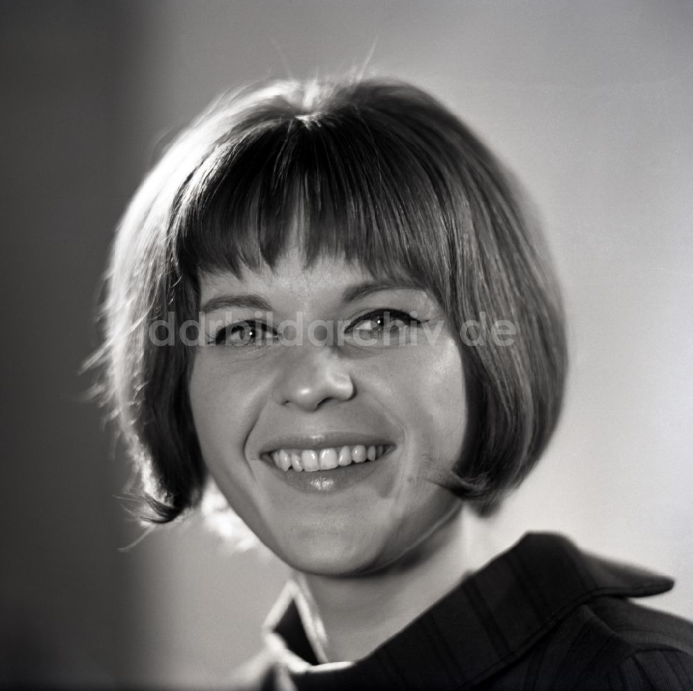 DDR-Fotoarchiv: Berlin - Portrait Karin Reif, Schauspielerin, in Ostberlin in der DDR
