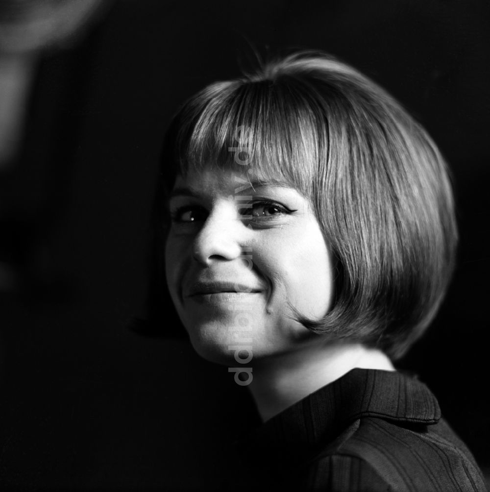 Berlin: Portrait Karin Reif, Schauspielerin, in Ostberlin in der DDR