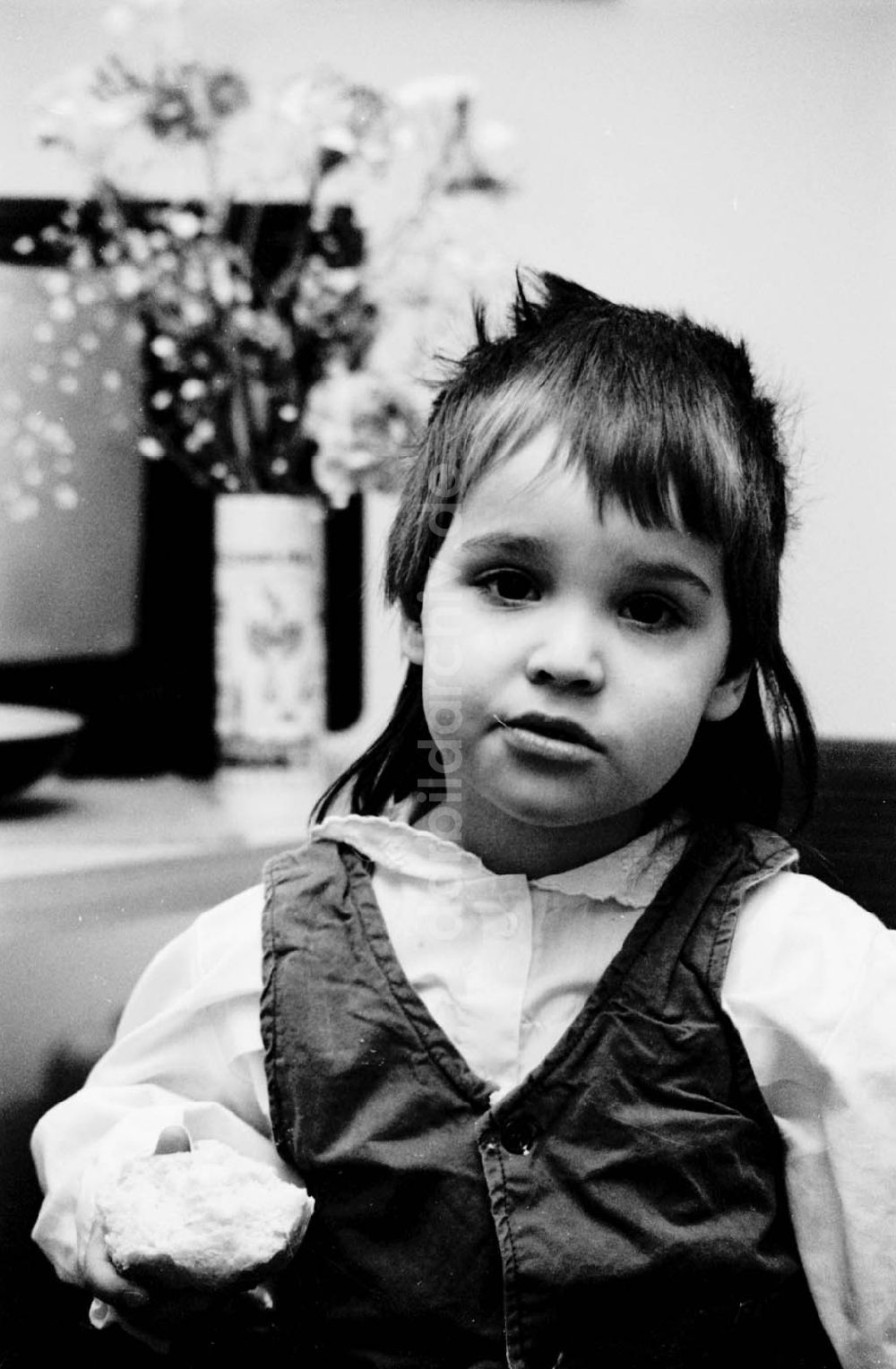 DDR-Fotoarchiv: Sachsen-Anhalt - Porträt Kind, kleines Mädchen mit Brötchen in der Hand. Foto: Lenke Umschlag:228