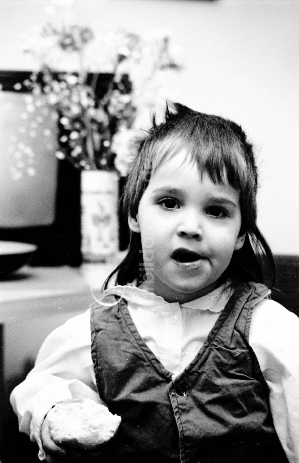 Sachsen-Anhalt: Porträt Kind, kleines Mädchen mit Brötchen in der Hand. Foto: Lenke Umschlag:228