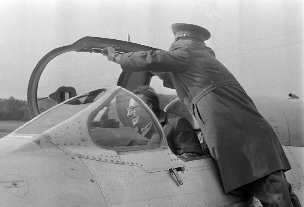 DDR-Fotoarchiv: Ribnitz-Damgarten - Porträt Kurt Thieme in einem Cockpit eines Jagdflugzeuges Mig 21 in Ribnitz-Damgarten in der DDR