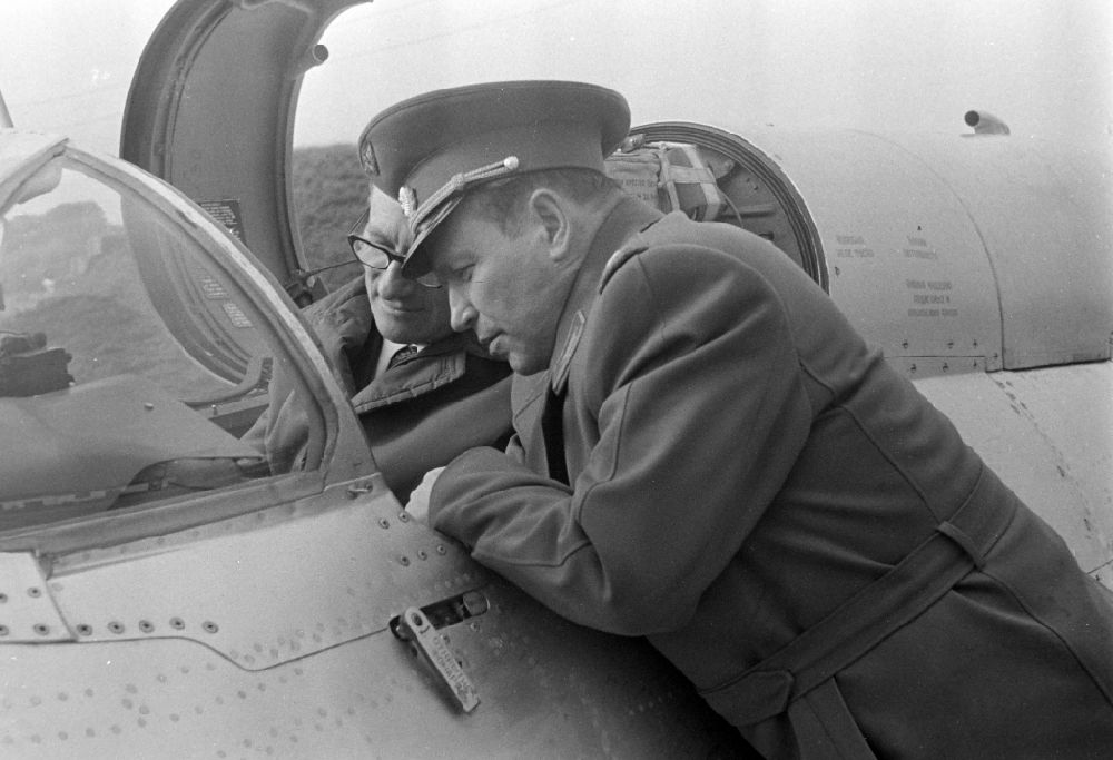 Ribnitz-Damgarten: Porträt Kurt Thieme in einem Cockpit eines Jagdflugzeuges Mig 21 in Ribnitz-Damgarten in der DDR