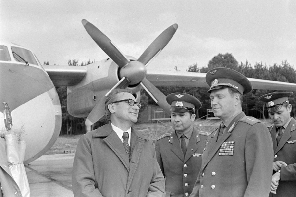 DDR-Bildarchiv: Ribnitz-Damgarten - Porträt Kurt Thieme vor einem Transportflugzeug Antonow An-24 in Ribnitz-Damgarten in der DDR