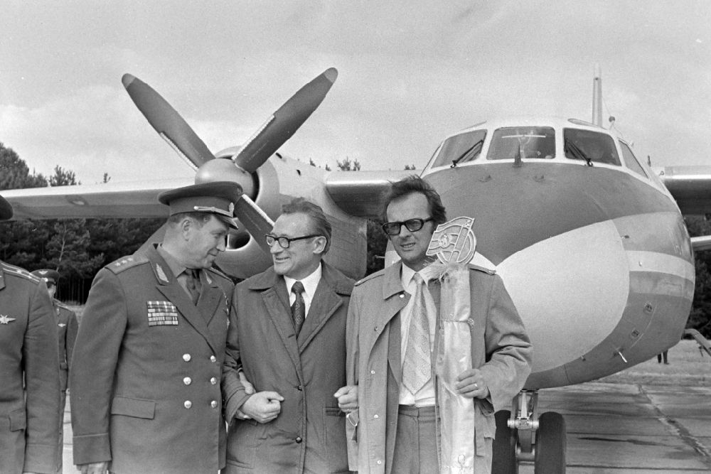 DDR-Fotoarchiv: Ribnitz-Damgarten - Porträt Kurt Thieme vor einem Transportflugzeug Antonow An-24 in Ribnitz-Damgarten in der DDR