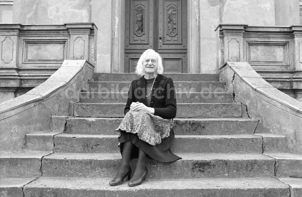 DDR-Fotoarchiv: Berlin - Porträtaufnahme Charlotte von Mahlsdorf vor dem Gründerzeitmuseum in Berlin