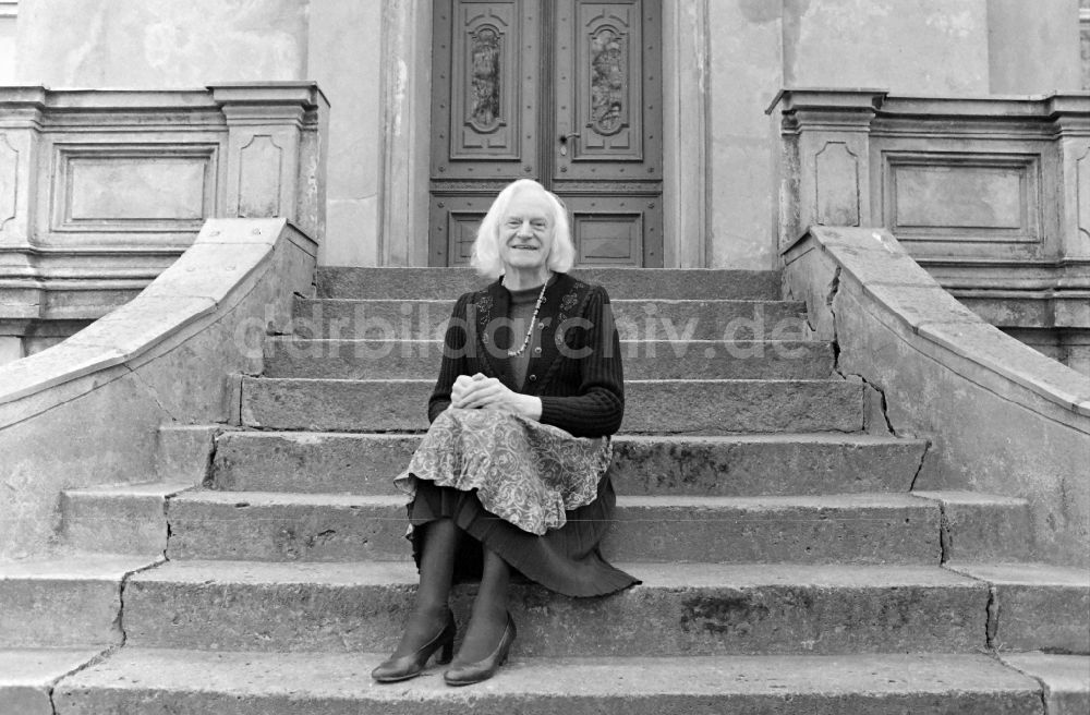Berlin: Porträtaufnahme Charlotte von Mahlsdorf vor dem Gründerzeitmuseum in Berlin