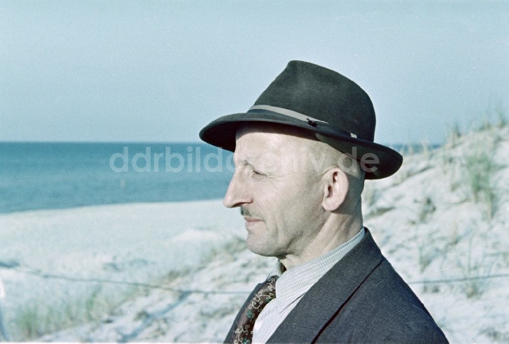 Prerow: Porträtaufnahme Finanzbeamter Bruno Richard Gebser in Prerow in Mecklenburg-Vorpommern in der DDR