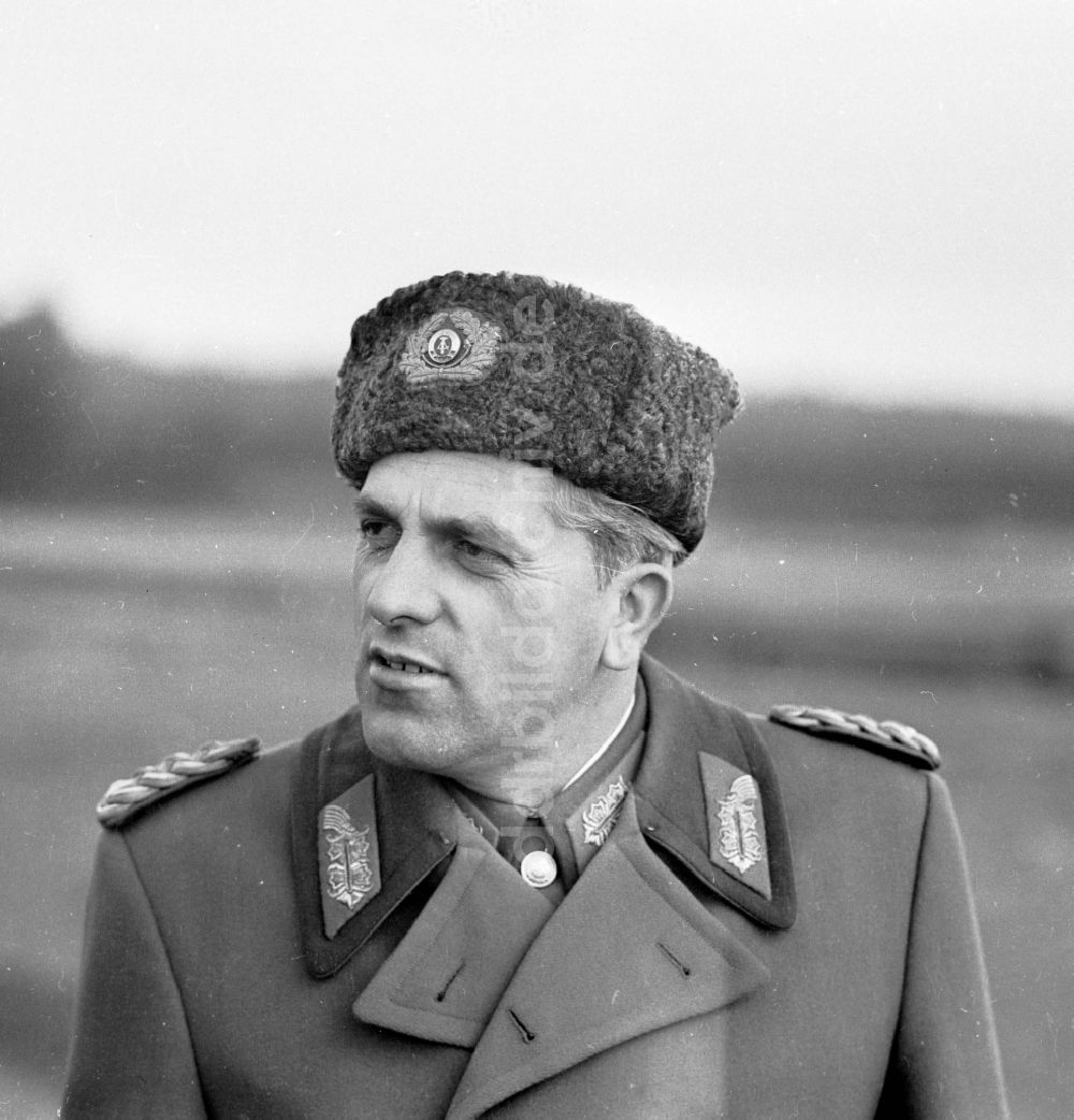 DDR-Fotoarchiv: Gardelegen - Porträtaufnahme Generalmajor Horst Stechbarth in Gardelegen in Sachsen-Anhalt in der DDR