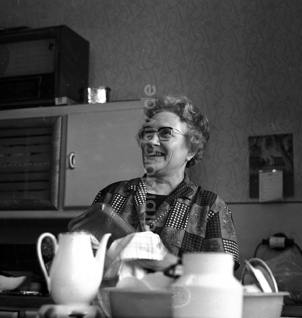 DDR-Fotoarchiv: Berlin - Porträtaufnahme Hausfrau Margarete Jacobi in ihrer Wohnung in Berlin in der DDR