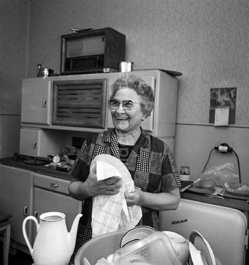 Berlin: Porträtaufnahme Hausfrau Margarete Jacobi in ihrer Wohnung in Berlin in der DDR